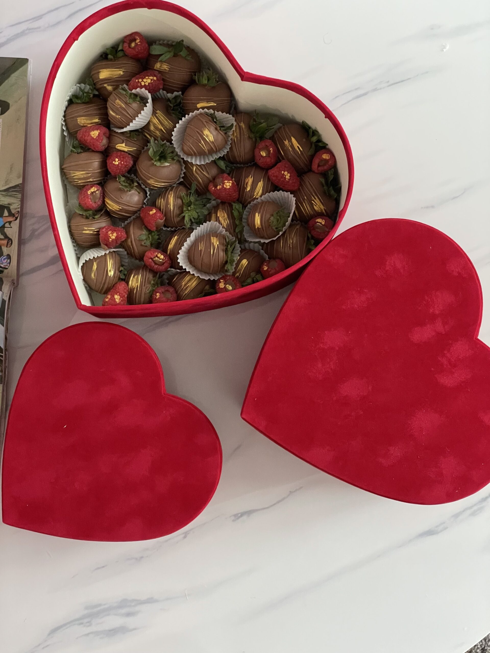 BE MY VALENTINE – Chocolate covered strawberries